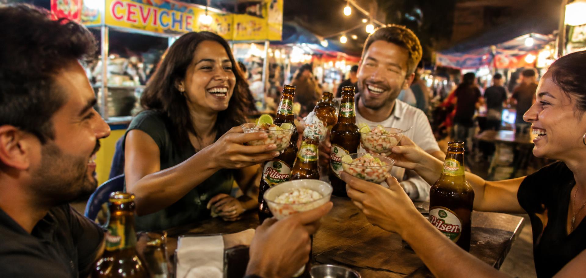 Amigos brindando con ceviche y cerveza
